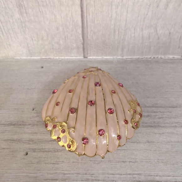 Gorgeous clam shell ring box - Picture 1 of 5
